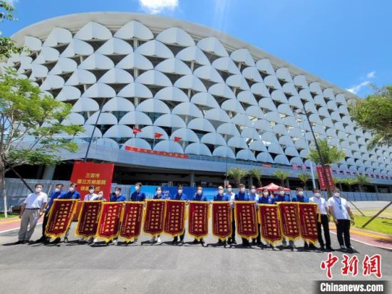 在三亚市第三方舱医院关舱仪式上，上海的援助团队获赠锦旗。　王晓斌 摄