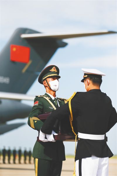 9月16日，在韩国仁川国际机场，中国人民解放军礼兵(左)从韩方接过中国人民志愿军烈士棺椁。(本栏图片均由新华社发)