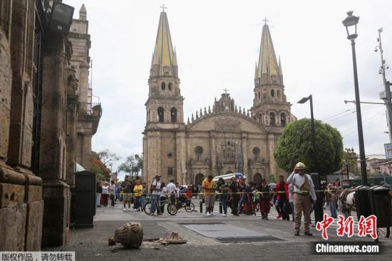 当地时间2022年9月19日，墨西哥西部发生强烈地震，一个装饰品从教堂上落下。