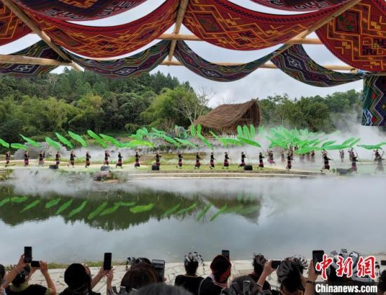 11月13日，五指山市水满乡毛纳村，“雨林时光”田园实景演出现场。　王晓斌 摄