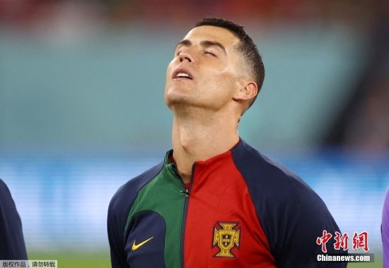 卡塔尔世界杯，葡萄牙队首场比赛对阵加纳队，开球前的奏国歌仪式上，C罗眼含热泪。