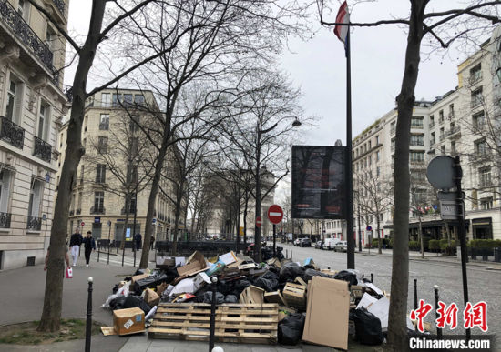 图为巴黎市中心无人清理的垃圾。 中新社记者 李洋 摄