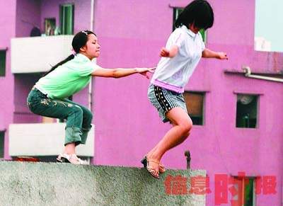 16岁湖北少女在广州面带微笑跳楼自杀(图)