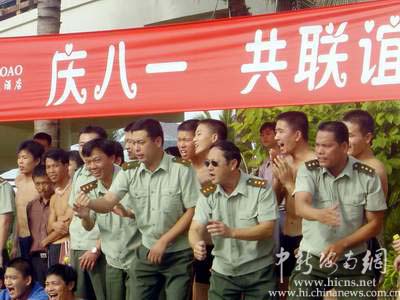 海南省警卫局官兵在博鳌戏水庆八一(图)