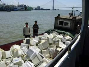 查扣旧电脑显示器900台 洋垃圾 海上闯关被截