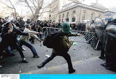 法国学生骚乱波及2\/3大学 希拉克要求进行对话