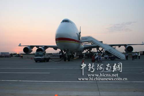 海南航空扬子江快运首次直航运送台湾救灾物资