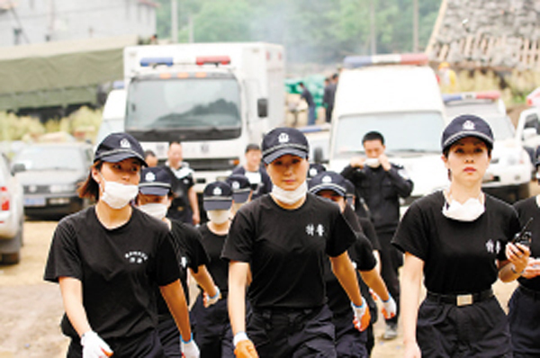 来自重庆市公安局特警总队女子支队的12名