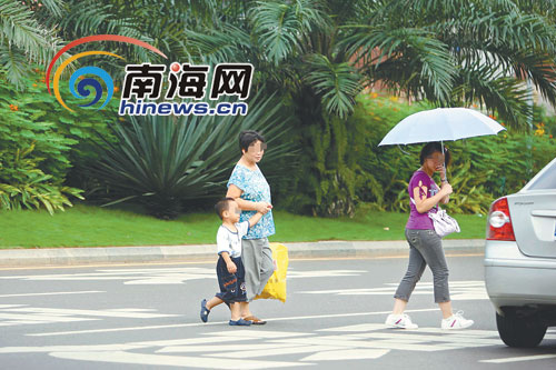 街头违章行人实拍:母亲带孩子横穿马路