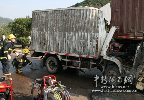 海南西线高速公路发生车祸:2死1伤