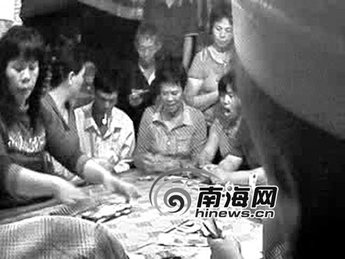 澄迈马村街头有人公开设赌 每盘输赢上千