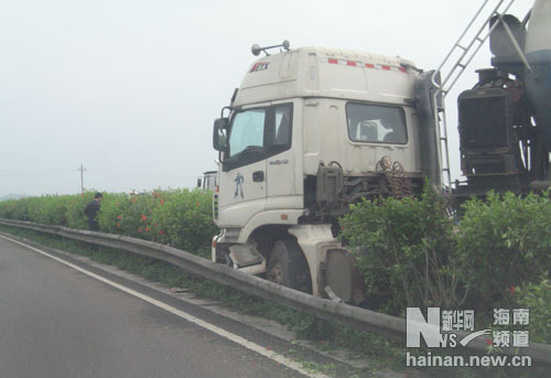 海南东线高速公路发生车祸 货车撞上隔离带