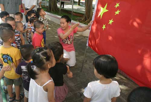 武警海南总队幼儿园小朋友载歌载舞迎国庆