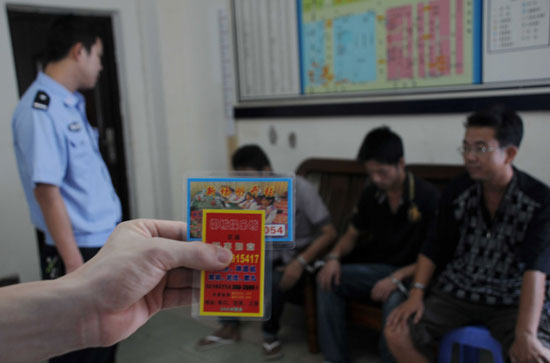 三亚市当街散发招赌广告卡片 三男子被行拘15