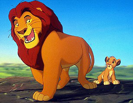 画面的便是未来的狮子王辛巴和它的父亲在岩石