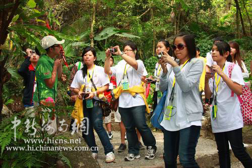 百名琼籍华裔青少年到呀诺达景区探秘热带雨林