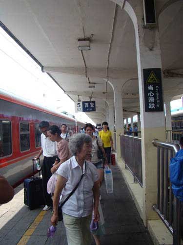 海口首开西安K1168次列车抵终点站全程约40