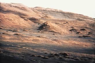 美国好奇号拍下高清晰度火星石丘彩色照片