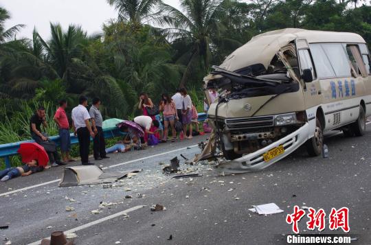 东线高速公路车祸续:旅游车司机已被警方控制
