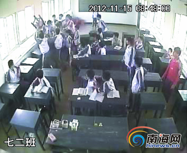 陵水初中男生被11同学围殴 教室录像拍全程[图
