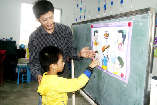 儋州市机关幼儿园里的男幼师深受孩子们喜欢
