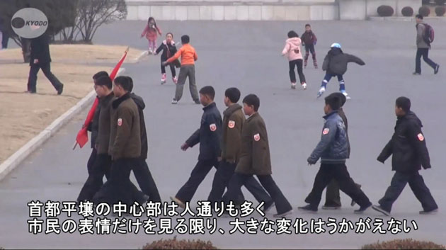 朝鲜公交车披伪装网备战 街头播美女表演视频