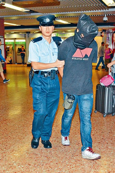 香港男大学生地铁偷拍裙底被逮 专拍无丝袜女