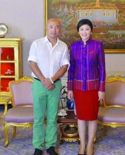 徐峥见泰国女总理着装被批失礼:衬衫卷袖 敞着