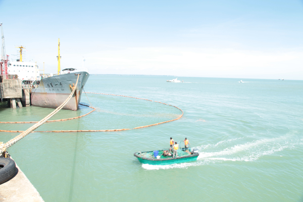 海口海事局在马村港区举行海上船舶消防溢油应
