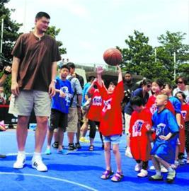 姚明变身阳光老师+向孩子们传授基本篮球技巧