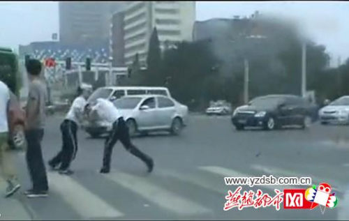 唐山最牛女交警打架者为交通协管员 已被开除
