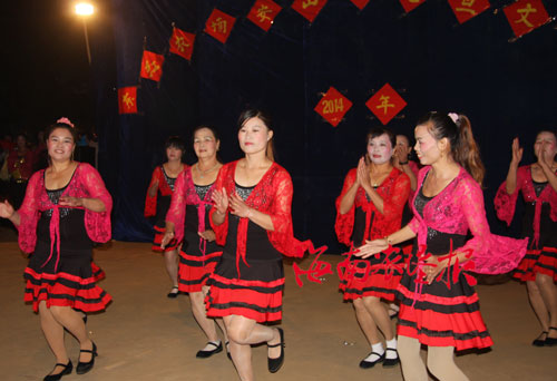 东红与毗邻乡镇开展广场舞等文体联欢活动