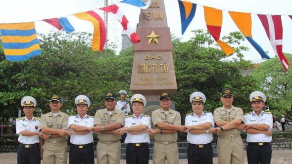 越南菲律宾海军在南沙中国岛屿上踢足球