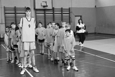 岁小男孩身高2.24米 已瞄准2019年NBA选秀(图