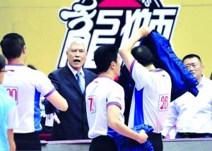 中国篮球裁判多系业余 CBA裁判9成是学校老师
