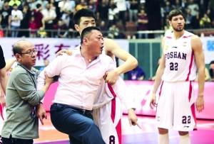 中国篮球裁判多系业余 CBA裁判9成是学校老师