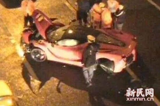 上海一红色法拉利午夜出车祸 售价逾2200万(图