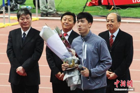 刘翔上海体育场举行退役仪式 泪洒现场发感言