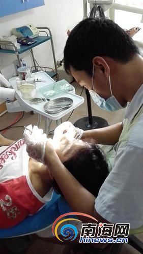　定安县人民南路的“张XX牙科诊所”,也用黑作坊的假牙