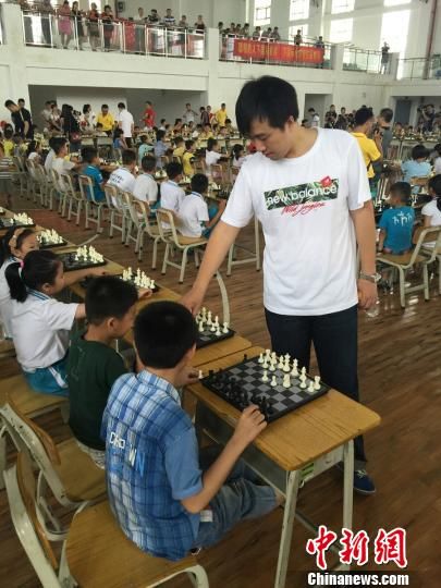 儋州国际象棋车轮战 10位特级大师对阵300名