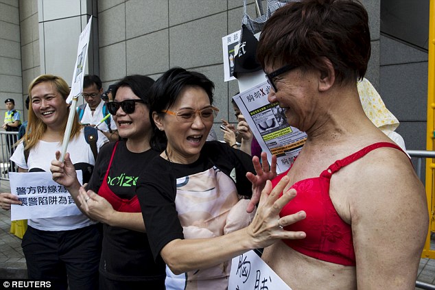 香港女子被指胸部袭警入狱 民众 胸罩示威 (组