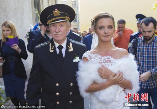 俄罗斯84岁演员迎娶24岁娇妻