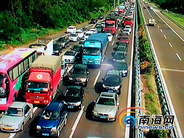 国庆长假海南高速发生多起追尾事故 出现交通
