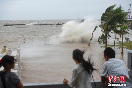 强台风彩虹影响海南 市民海边冒险看浪