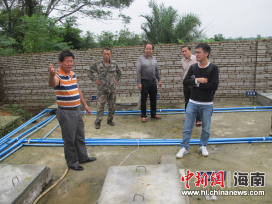 图为文昌宏绿松香厂相关负责人向媒体介绍污水处理情况。