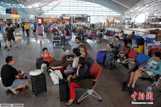 火山喷发致巴厘岛机场持续关闭 数千旅客滞留