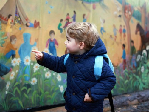 英国小王子乔治上幼儿园 背书包萌爆了