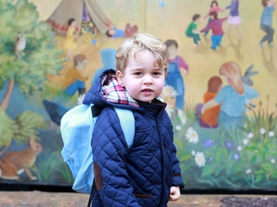 英国小王子乔治上幼儿园 背书包萌爆了