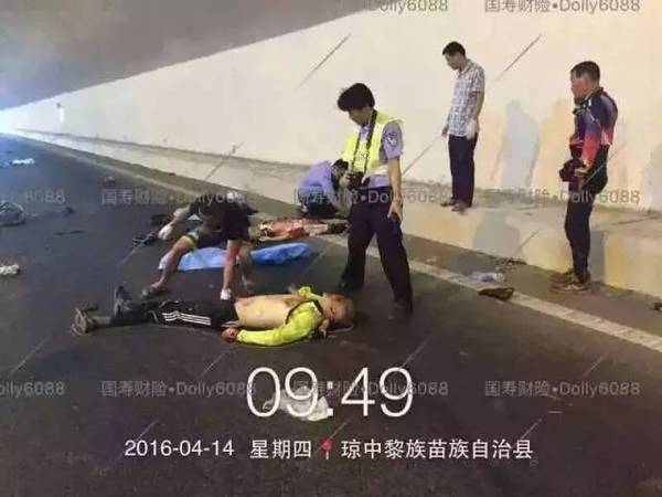 琼屯高速加章隧道发生交通事故 两名骑友当场
