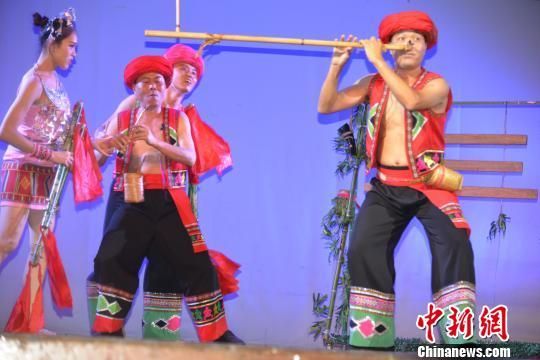 海南民族歌舞团吉隆坡演出 受到民众大力追捧